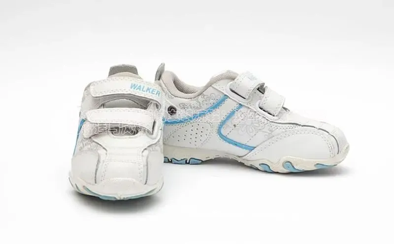 意昂2颐驰 062024 年最时尚的女装凉鞋：为年轻女孩打造
的舒适与风格