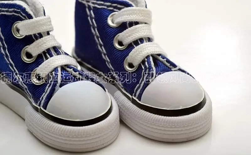 德尔惠银白运动鞋女系列：引领风尚的未来潮流